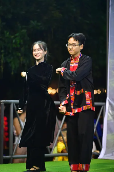 Marathon runner: Runner 1: black long-sleeved top, black pants
