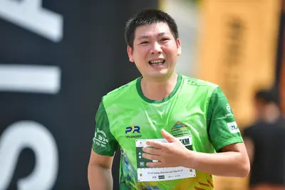 Marathon runner: Runner 1: green jersey with yellow patterns