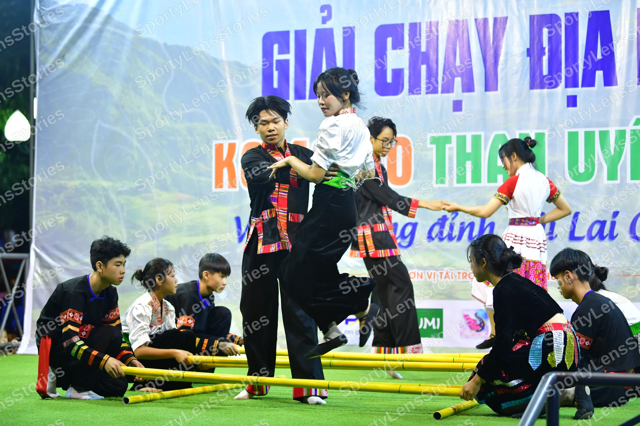 Marathon runner: Runner 1: black shirt with colorful embroidery, black pants