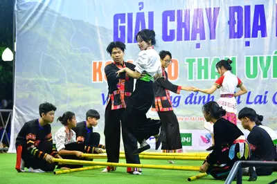 Marathon runner: Runner 1: black shirt with colorful embroidery, black pants