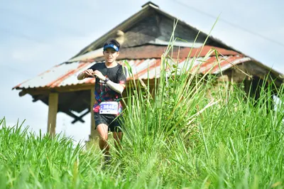 Marathon runner #38495: Runner 1: dark patterned jersey, black shorts, blue visor, black watch