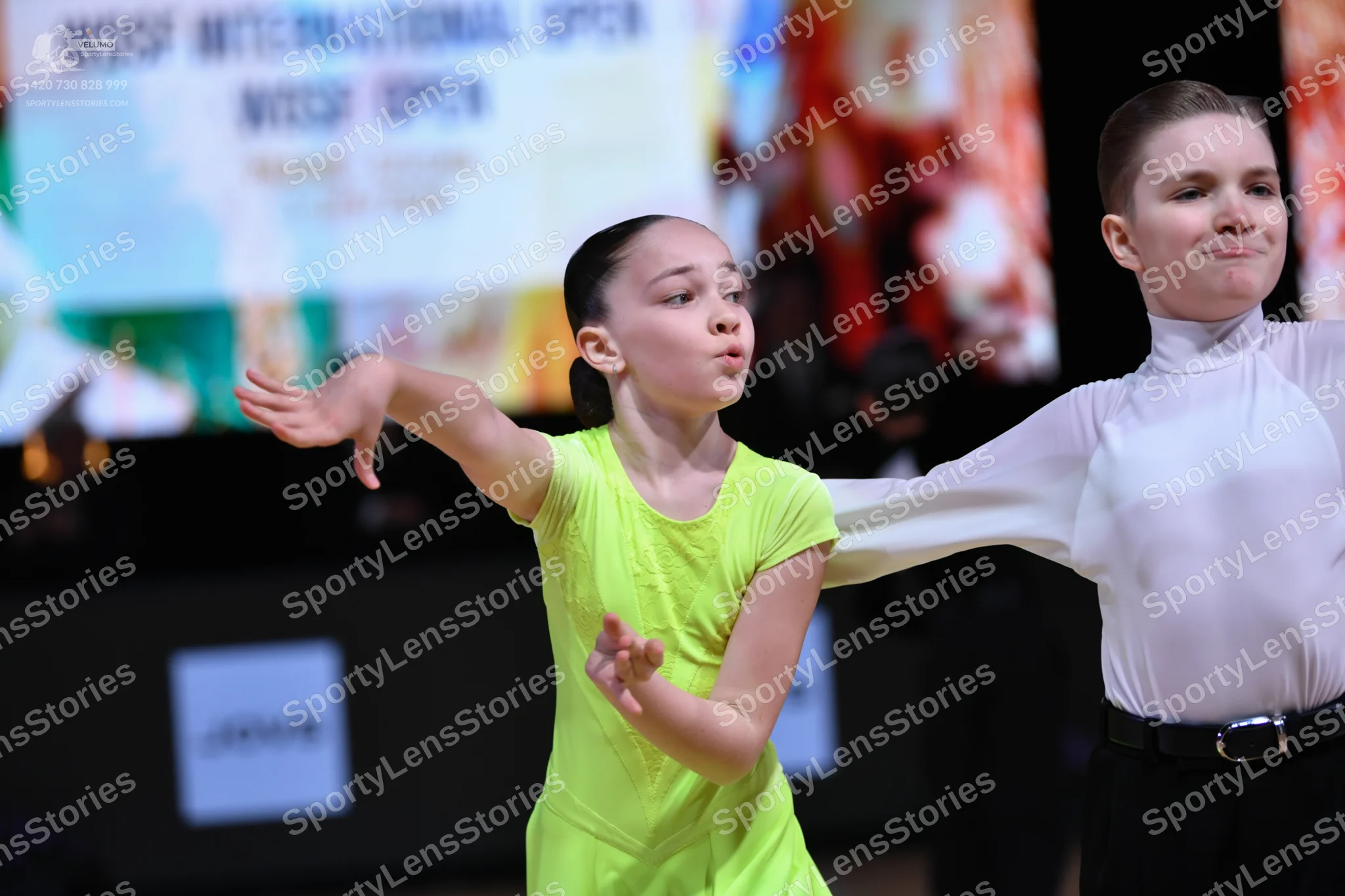 Dancesport competitor: Female dancer: lime green, short-sleeved, solid-colored Latin dress made of smoo