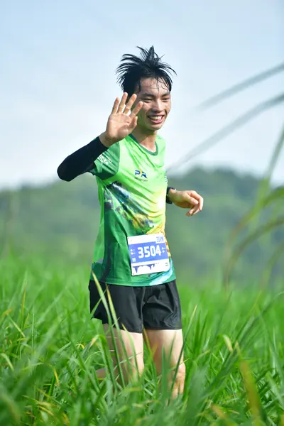 Marathon runner #3504: Runner 1: green jersey, black shorts, black long-sleeve shirt