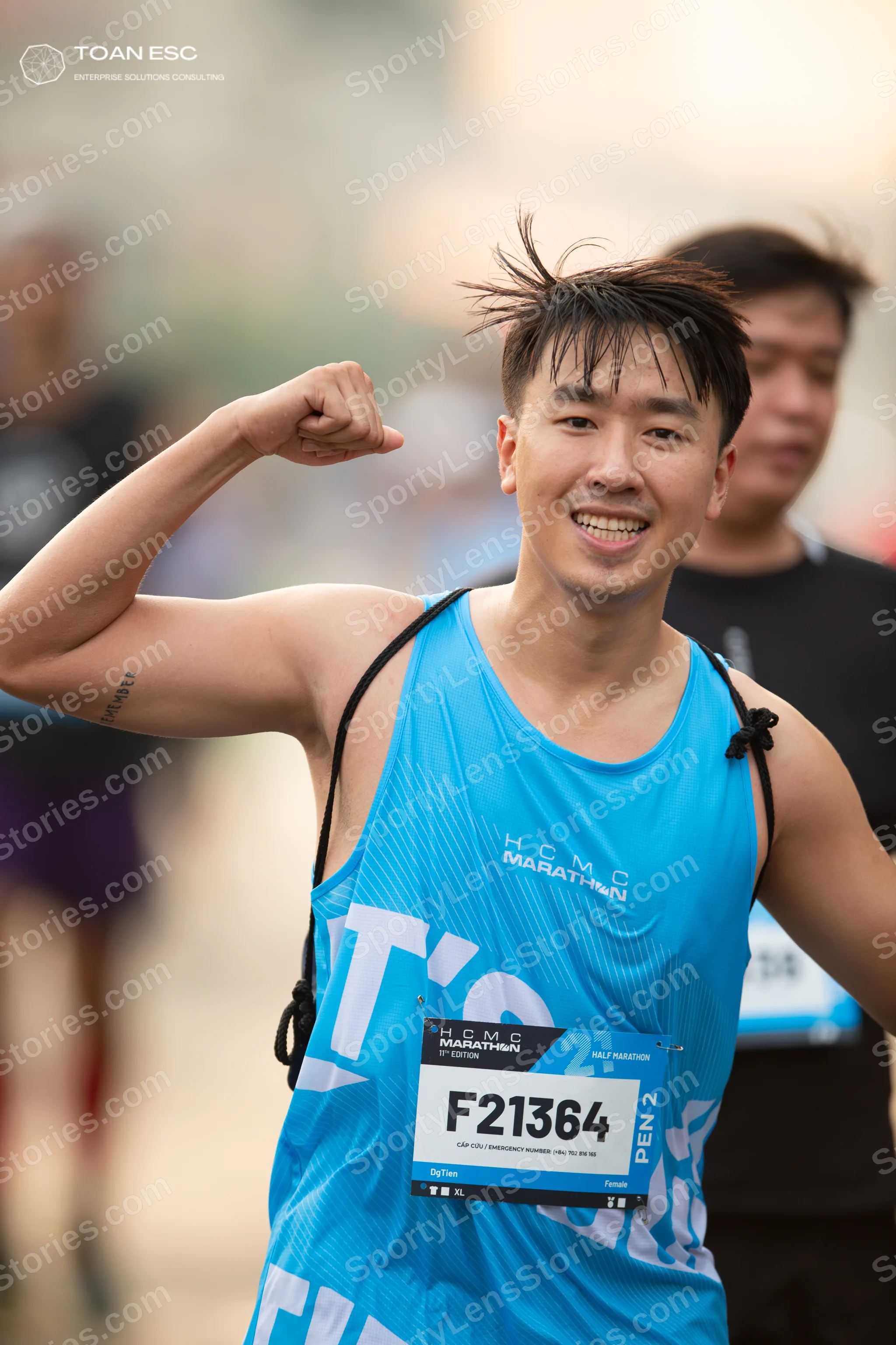 Marathon runner #F21364: Runner 1: blue tank top, black lanyard around neck