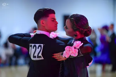 Dancesport competitor #722: Male dancer: black suit with a white collar