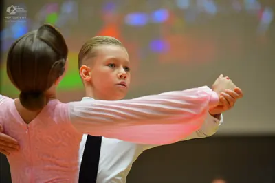 Dancesport competitor: Female dancer: light pink long-sleeved top