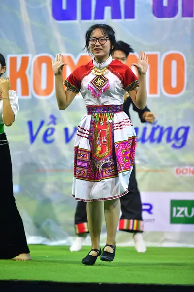 Marathon runner: Runner 1: white top with colorful patterns, white patterned skirt, black sandals