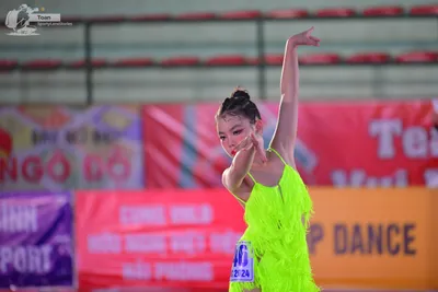 Dancesport competitor: Here's a breakdown of the dancers' costumes based on the image:

**Dancer 1 (Fem