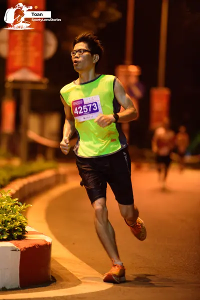 Marathon runner #42573: Runner 1: lime green tank top, black shorts, orange shoes, glasses