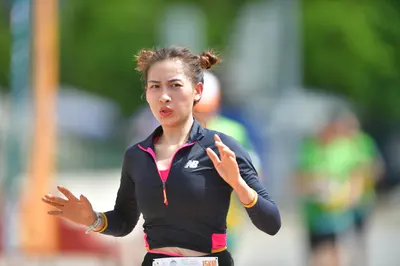 Marathon runner: Runner 1: black long-sleeved zip-up top with pink accents, silver bracelet