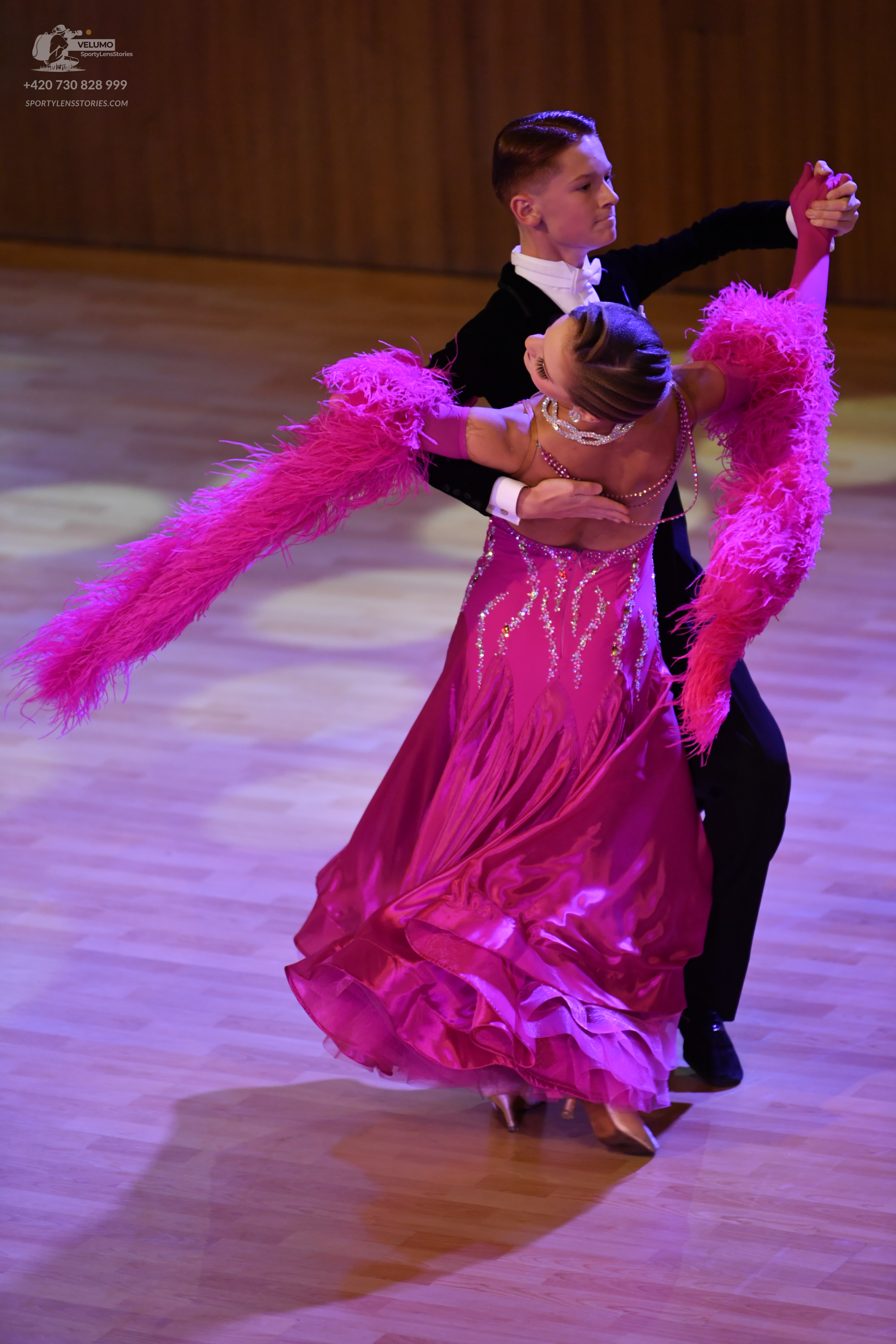 Dancesport competitor: Here's a breakdown of the dancers' costumes based on the image:

**Dancer 1 (Fem