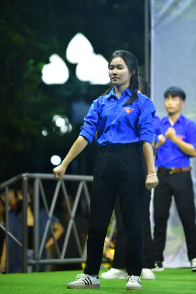 Marathon runner: Runner 1: blue long-sleeved shirt, black leggings, white sneakers with black str