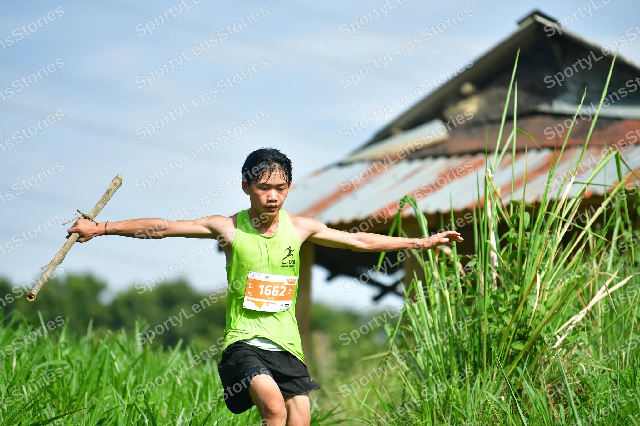 Marathon runner #1652: Runner 1: light green tank top, black shorts