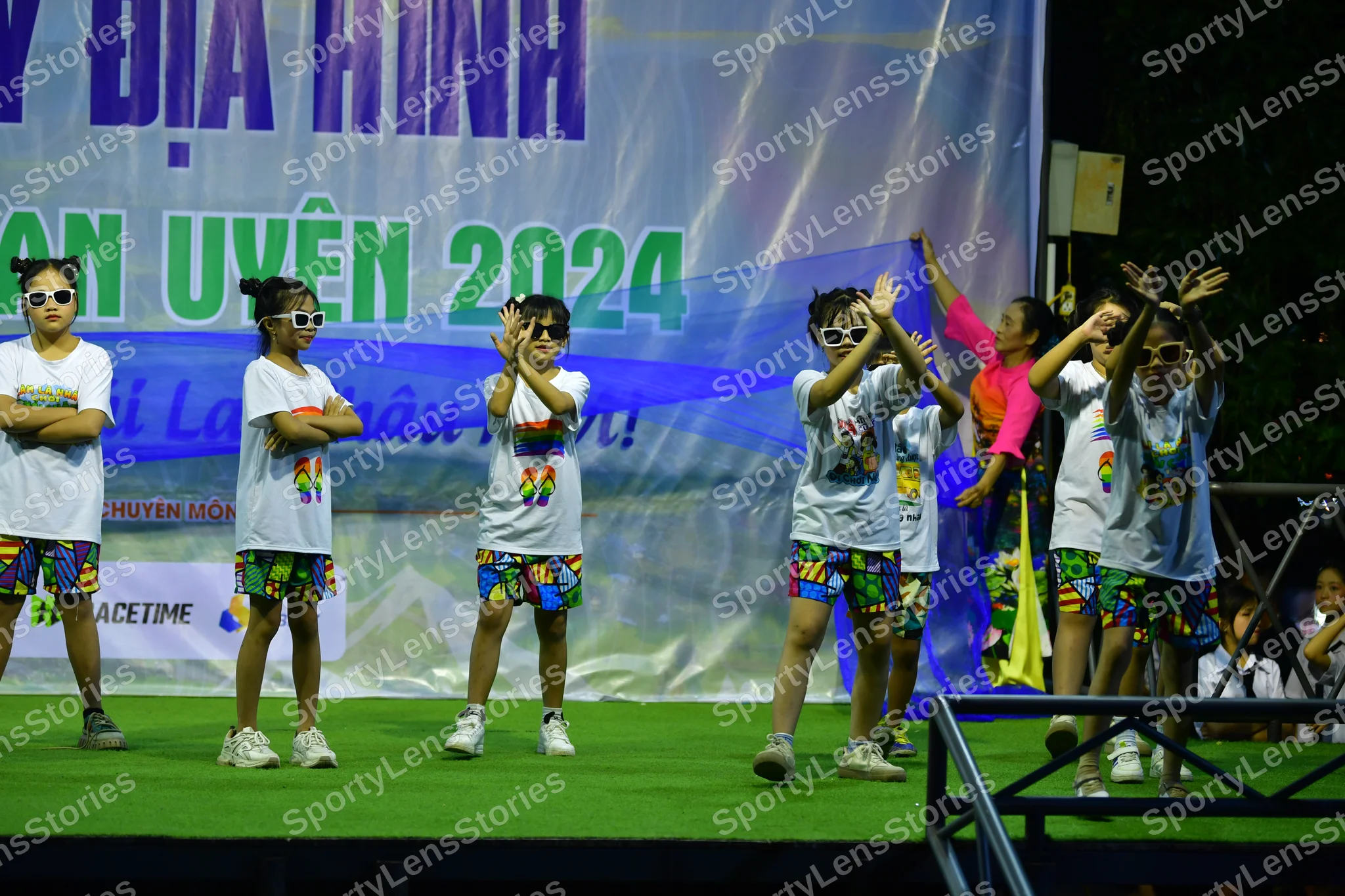 Marathon runner: Runner 1: white t-shirt, patterned shorts, white shoes, sunglasses