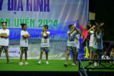 Marathon runner: Runner 1: white t-shirt, patterned shorts, white shoes, sunglasses