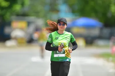 Marathon runner #537: Runner 1: green jersey with yellow accents, black long-sleeved shirt, black legg