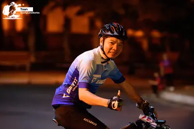 Marathon runner: Athlete 1: blue and white gradient jersey, black shorts, black and multi-color h