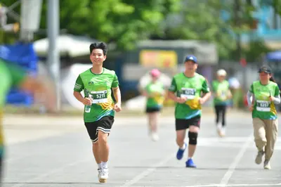 Marathon runner #S211, #S218: Runner 1: green jersey, black shorts, white socks, white shoes