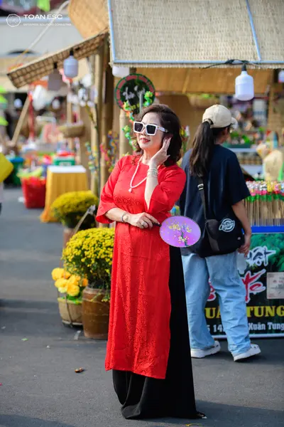 Dancesport competitor: Female dancer: red long-sleeved dress with a patterned texture and a long black 