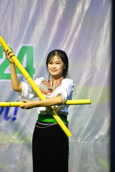 Marathon runner: Runner 1: white long-sleeved shirt with embroidery, black skirt with embroidery