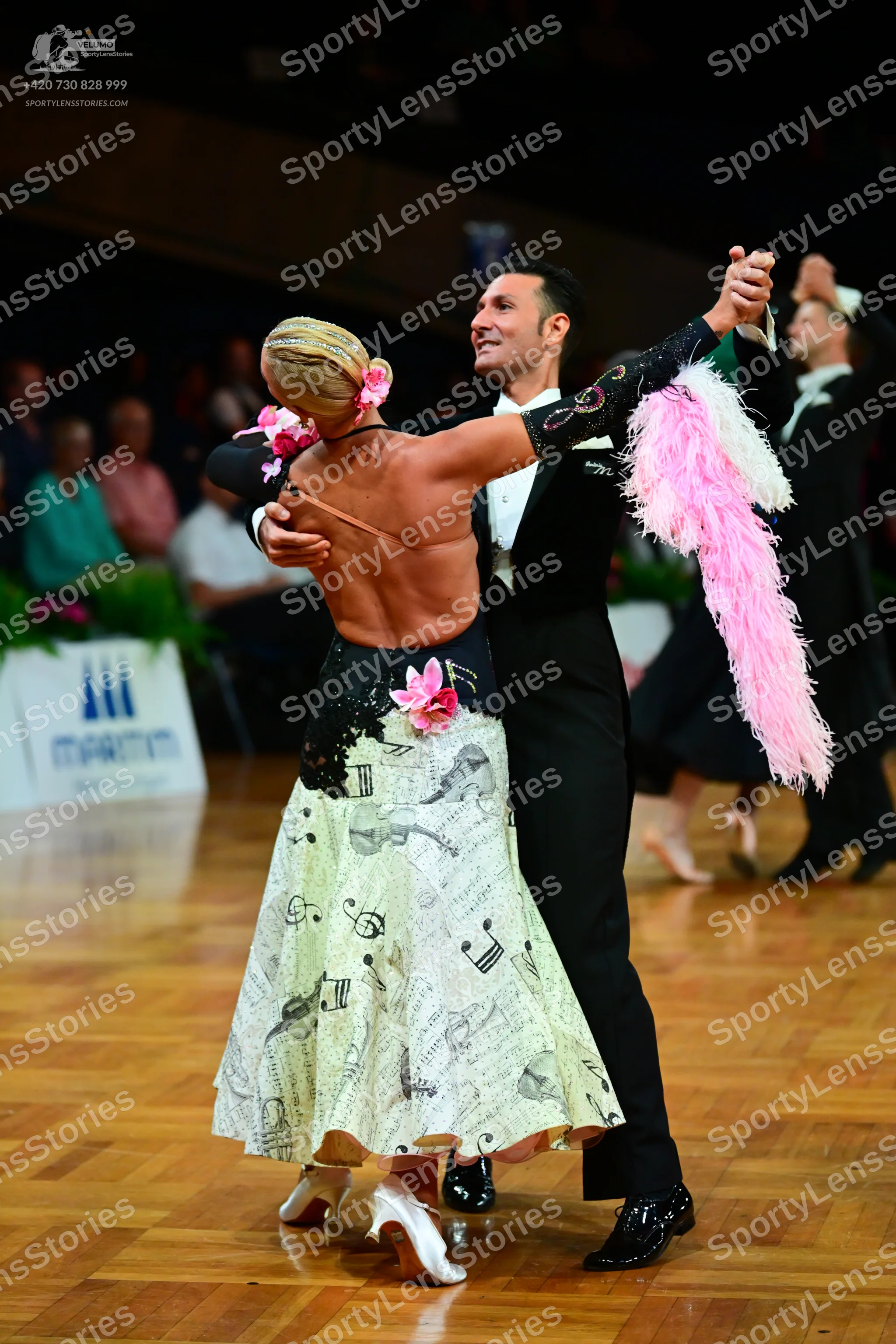 Dancesport competitor: Female dancer: long ballroom dress with a cream-colored skirt featuring a black