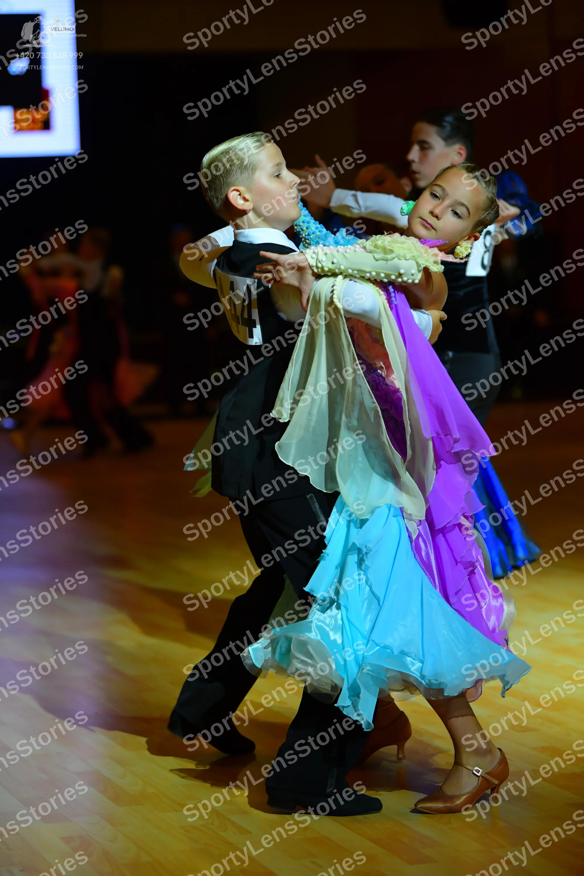 Dancesport competitor #14: Male dancer: black dance suit with white panels on the upper arms, black trouser