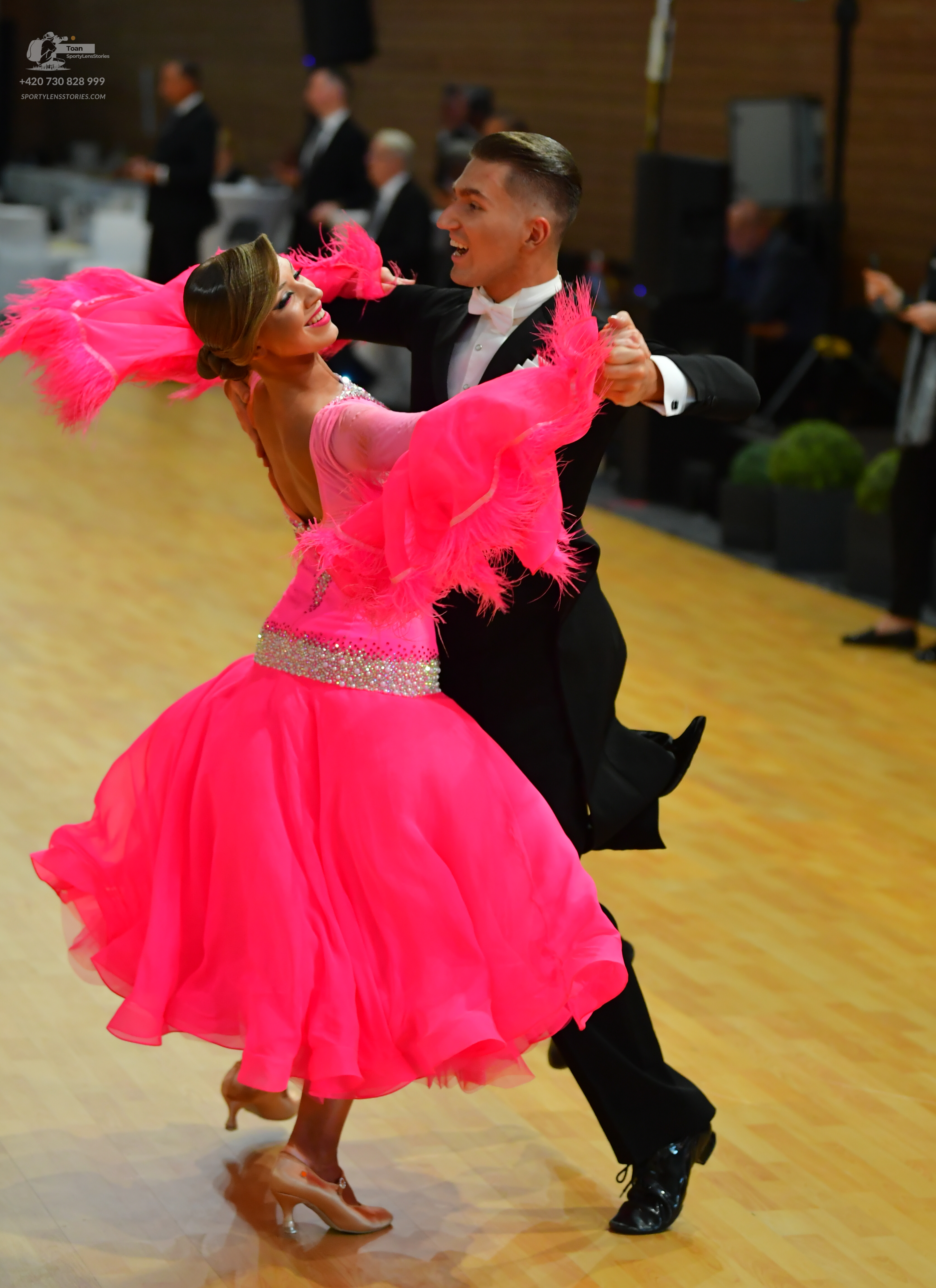 Dancesport competitor: Male**

*   **Color:** Black
*   **Fabric:** Sequin
*   **Style:** Tailsuit
*   