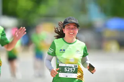 Marathon runner #5257: Runner 1: green jersey with patterns, grey long-sleeved undershirt, black cap