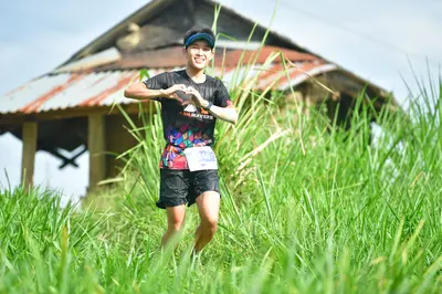 Marathon runner: Runner 1: black graphic t-shirt, black shorts, dark blue visor
