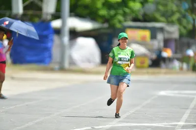 Marathon runner #5368: Runner 1: pink jersey
