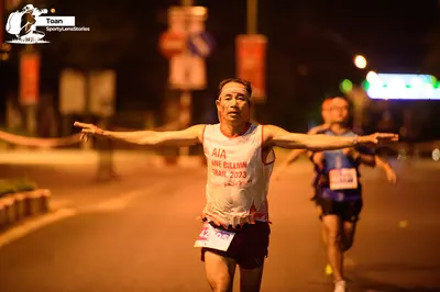 Marathon runner: Runner 1: white tank top, dark maroon shorts