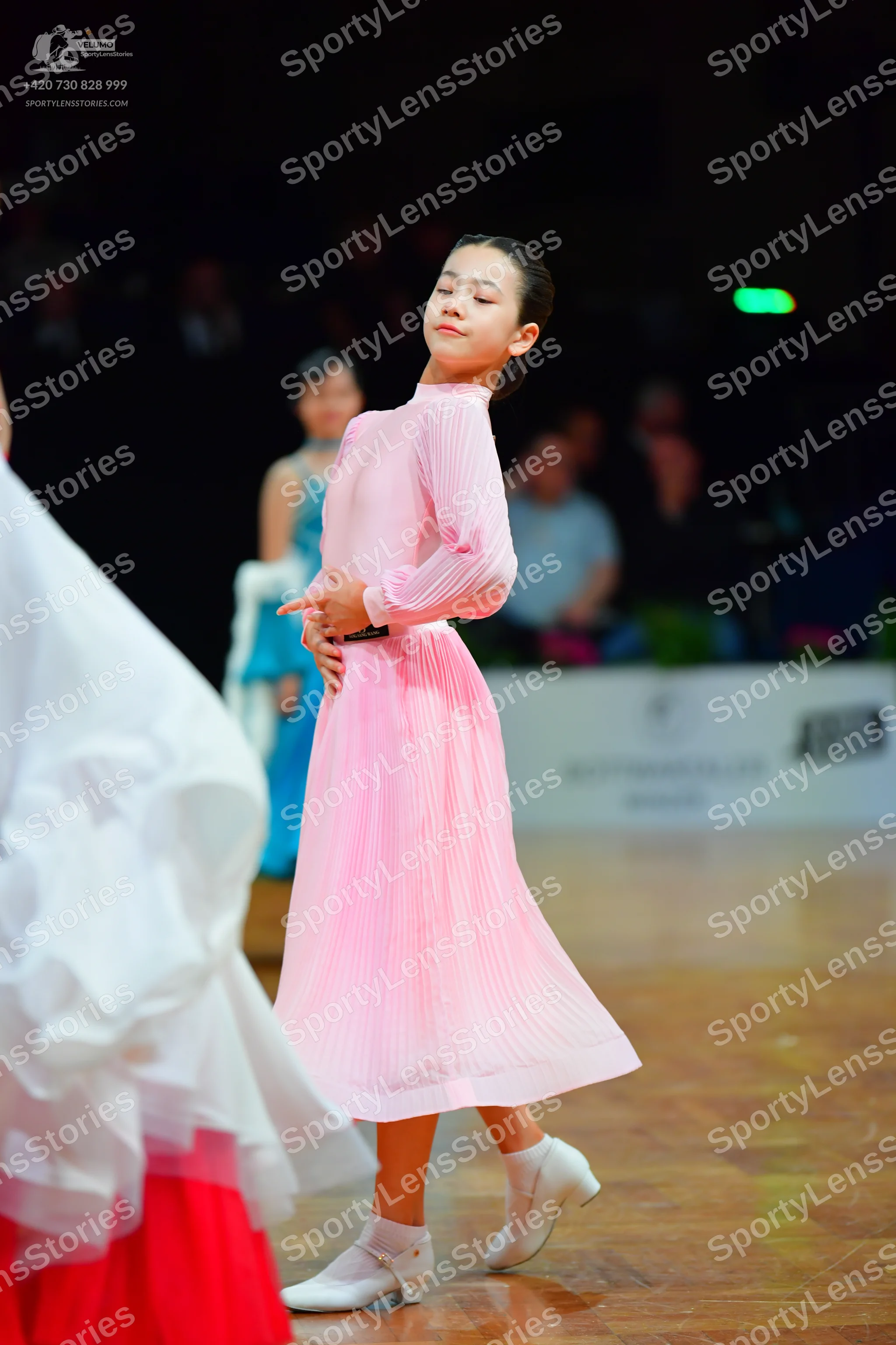 Dancesport competitor: Main dancer: light pink, long-sleeved, pleated midi dress