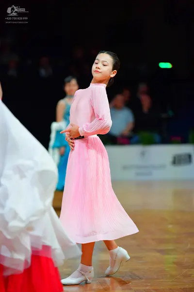 Dancesport competitor: Main dancer: light pink, long-sleeved, pleated midi dress