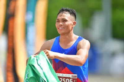 Marathon runner #2506: Runner 1: blue and red tank top