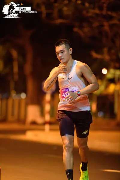 Marathon runner #42: Runner 1: white tank top with orange gradient pattern, black compression shorts,