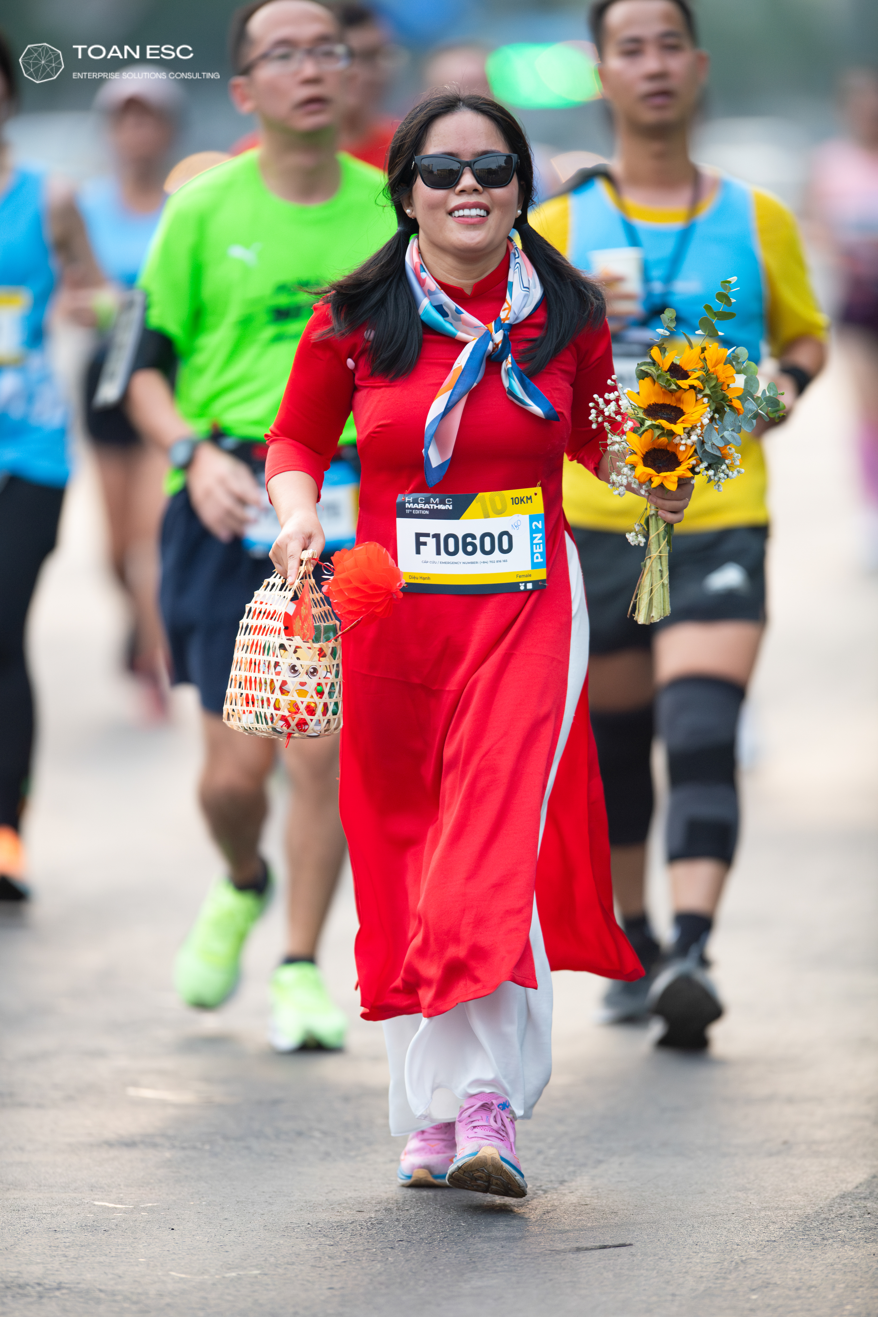 Marathon runner #F10600: Runner 1: red long-sleeved dress, white pants, pink running shoes, sunglasses, b