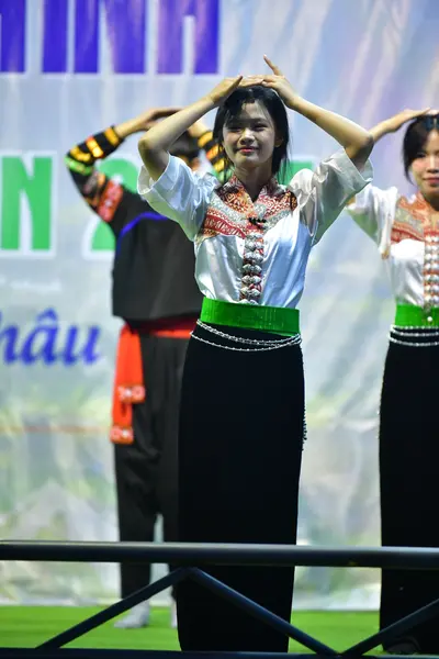 Marathon runner: Runner 1: black long-sleeved top with gold patterns, black and red clothing