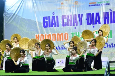 Marathon runner: All visible performers are wearing white long-sleeved tops, black skirts or pant