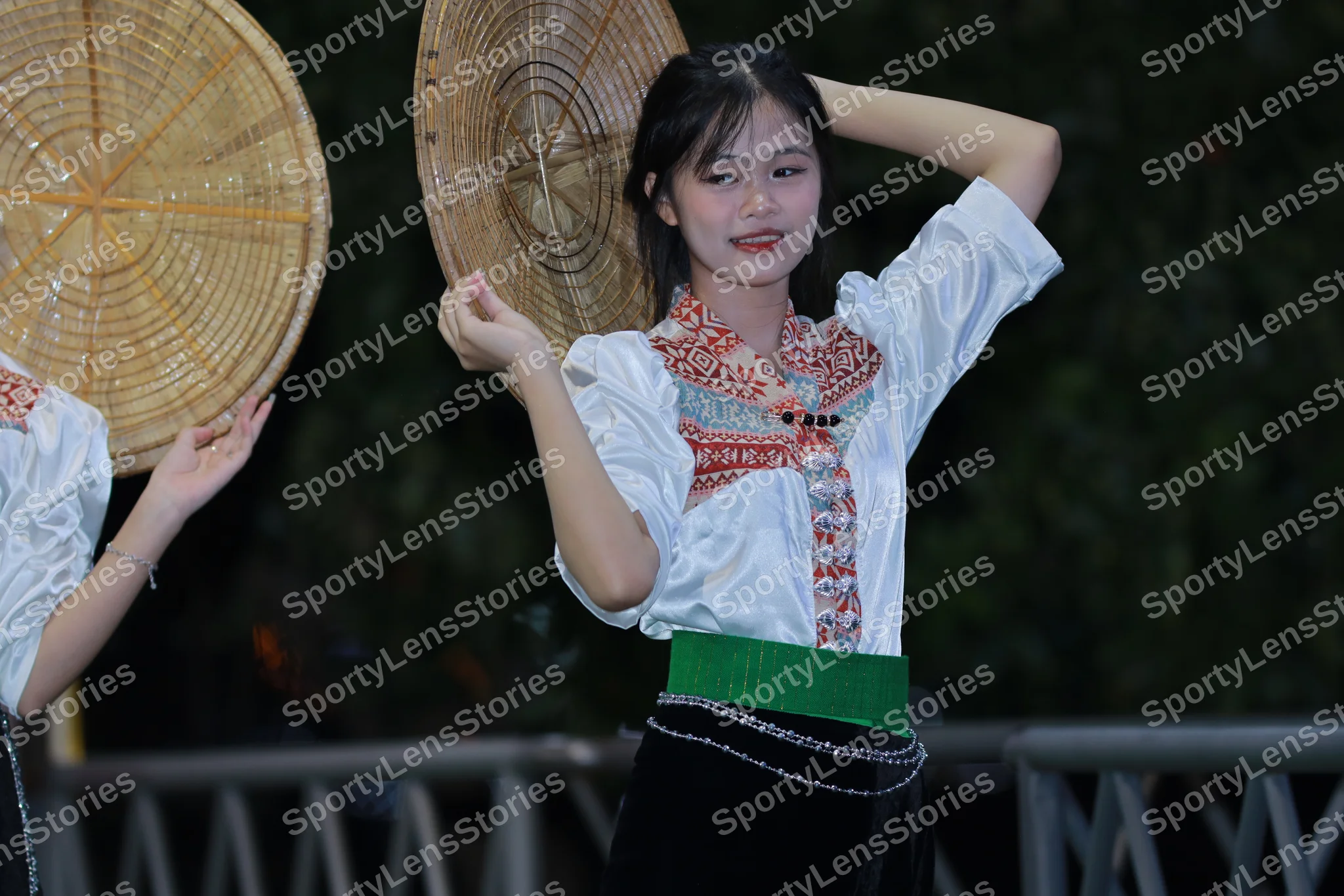 Marathon runner: Runner 1: white blouse with colorful patterned trim, green waistband, black bott