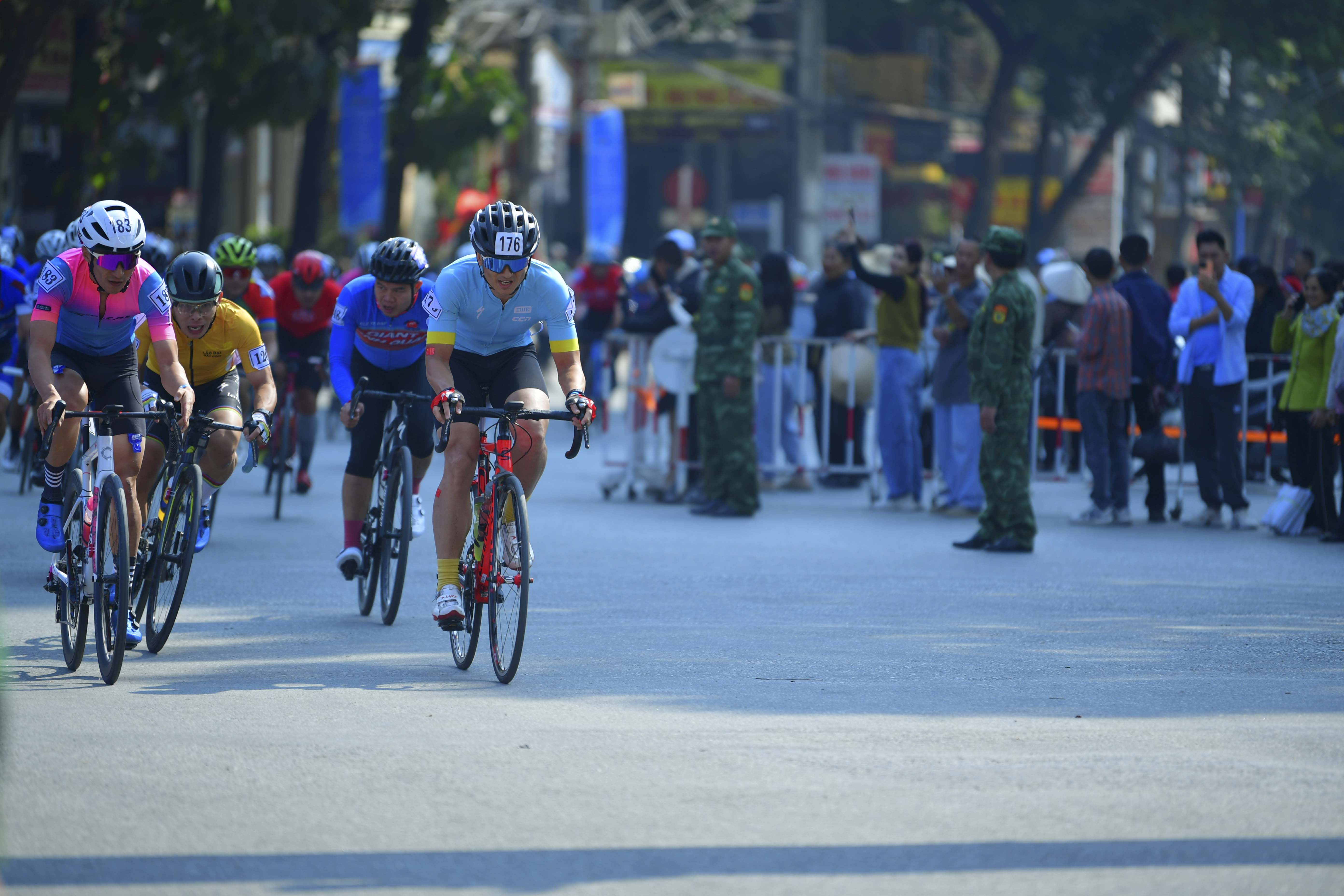 Cyclist: Cyclist 1 (183): Yellow jersey, black shorts, white helmet