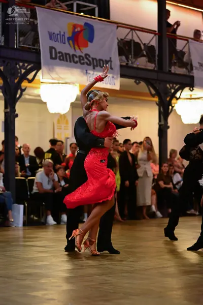 Dancesport competitor: Female dancer: red, sparkling, form-fitting Latin dress with sequins