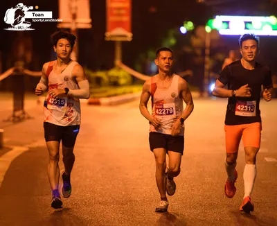 Marathon runner #42315, #42279: Runner 1: white tank top, dark shorts, dark socks, dark shoes