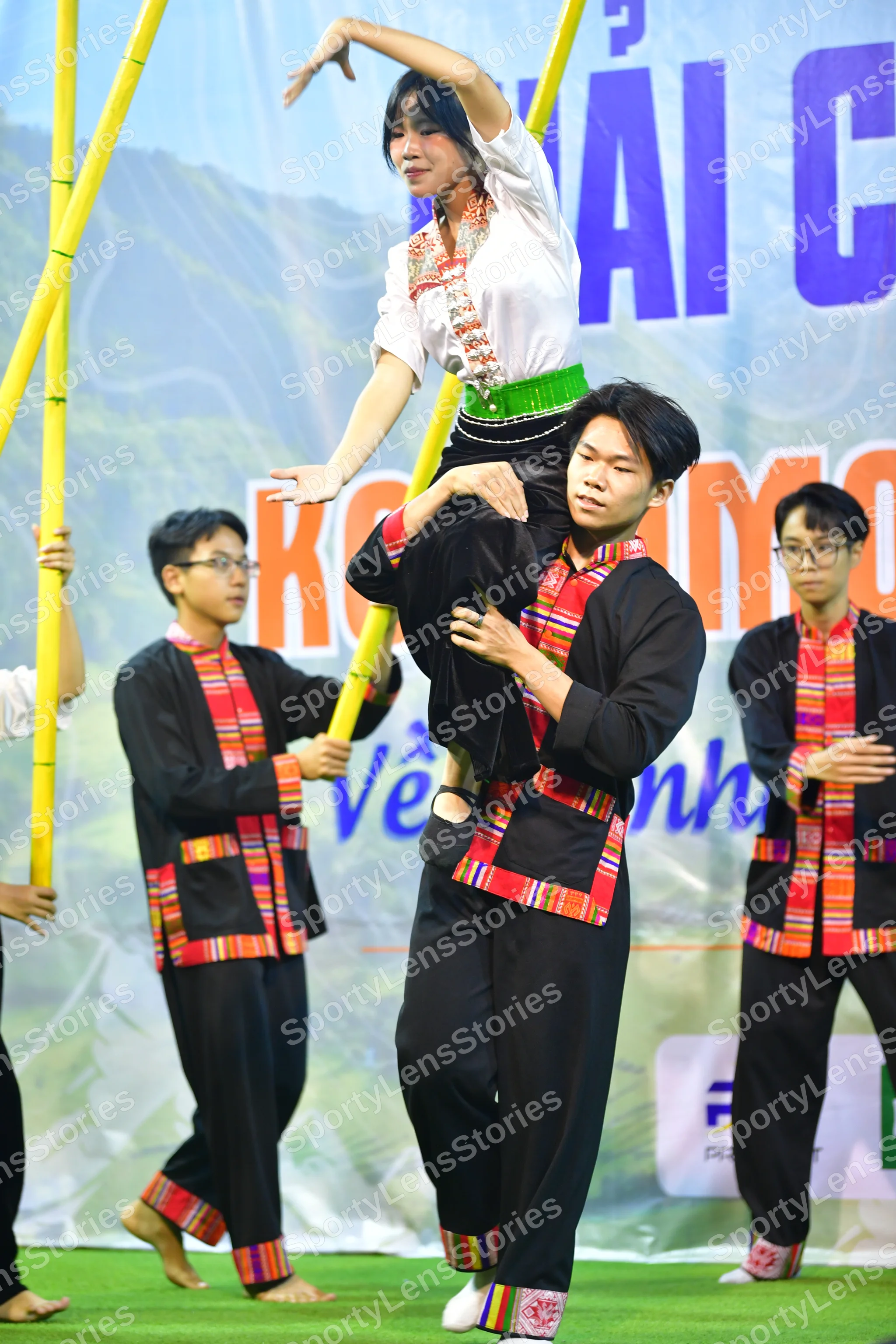 Marathon runner: Runner 1: black long-sleeved shirt, black trousers with colorful patterned bands