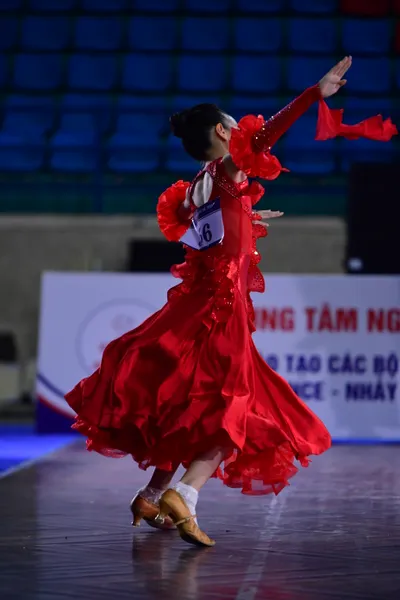 Dancesport competitor: Here's a breakdown of the dancers' costumes based on the image:

**Dancer 1 (Fem
