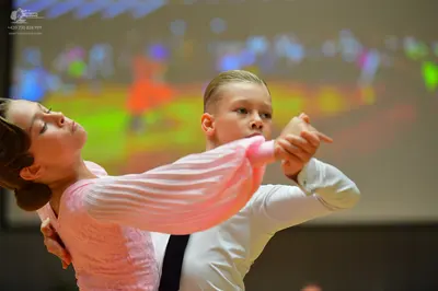 Dancesport competitor: Female dancer: light pink long-sleeved dress