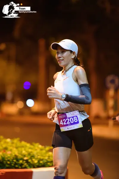 Marathon runner #42208: Runner 1: white tank top, black shorts, white cap, grey arm sleeve, watch