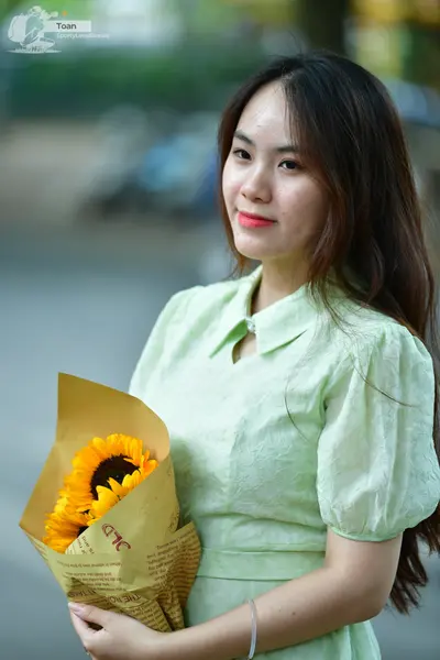 Dancesport competitor: Female dancer: light green, short-sleeved dress with a collar