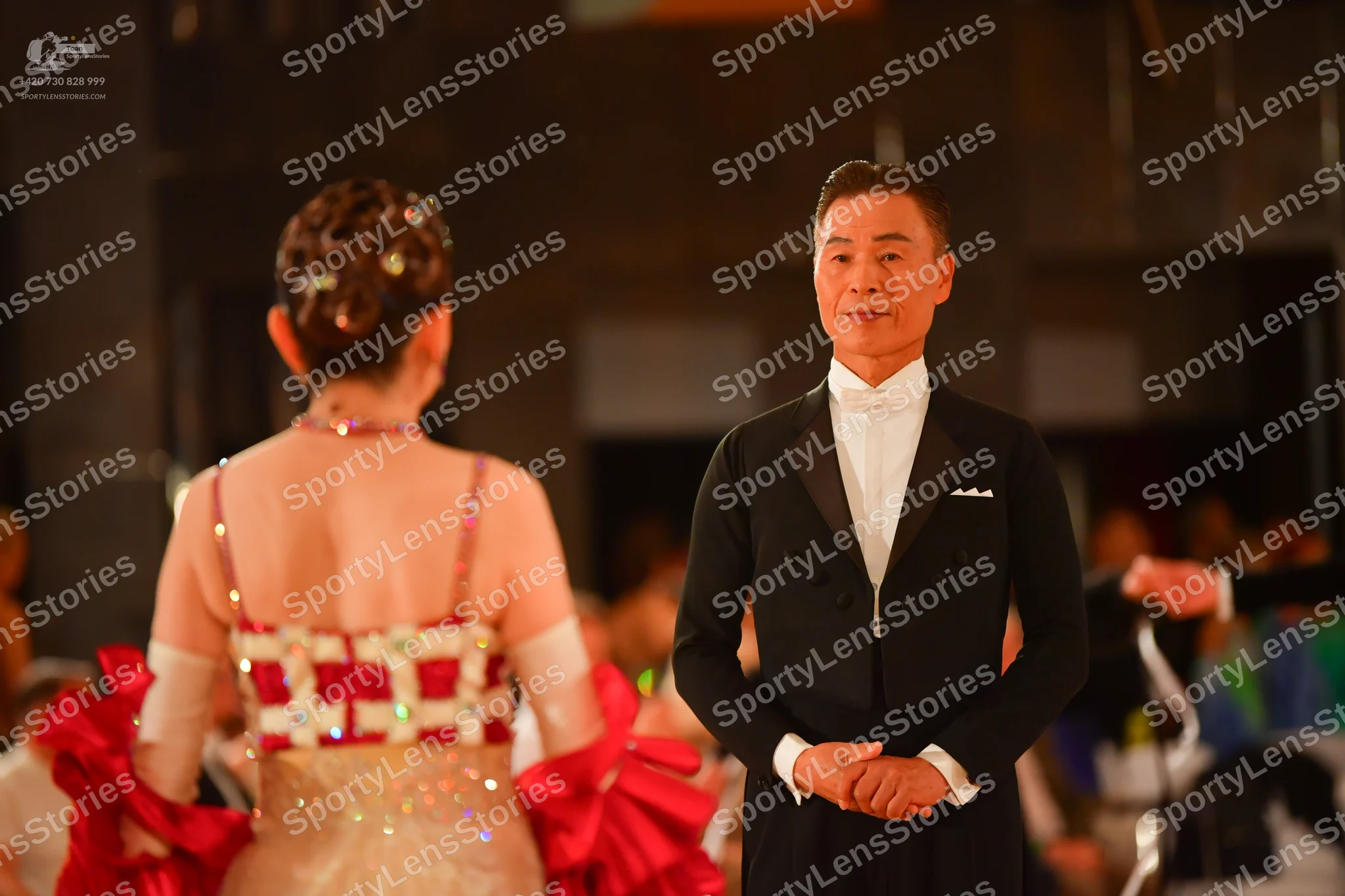 Dancesport competitor: Female dancer: champagne-colored latin dress with a grid pattern of sequins on t