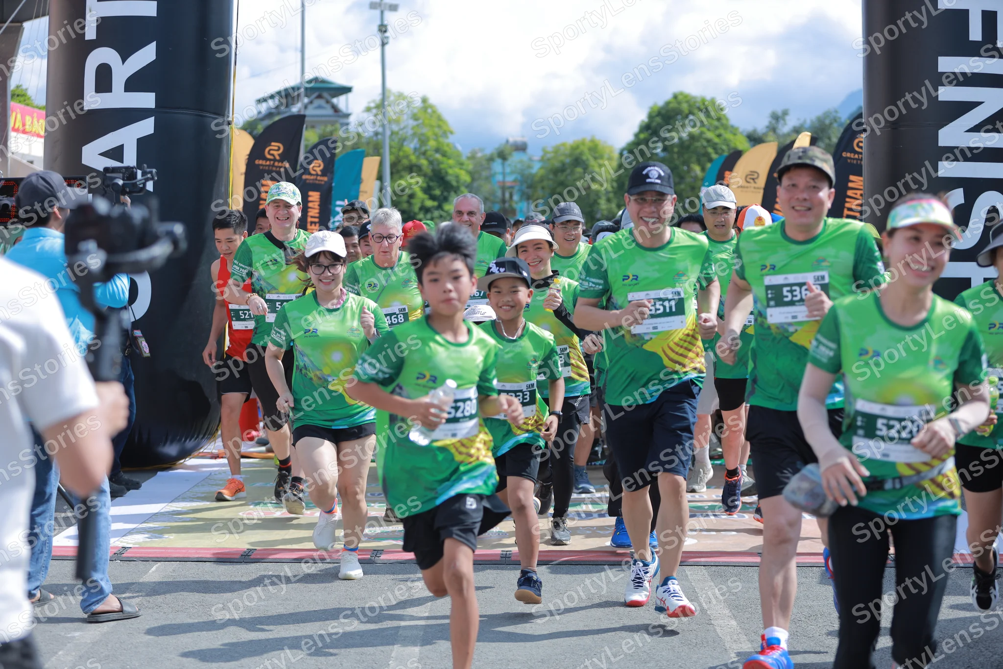 Marathon runner #5511, #5361: Runner 1: green jersey, black shorts