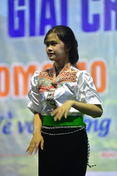 Marathon runner: Runner 1: white blouse with red and brown embroidery, black skirt with green and